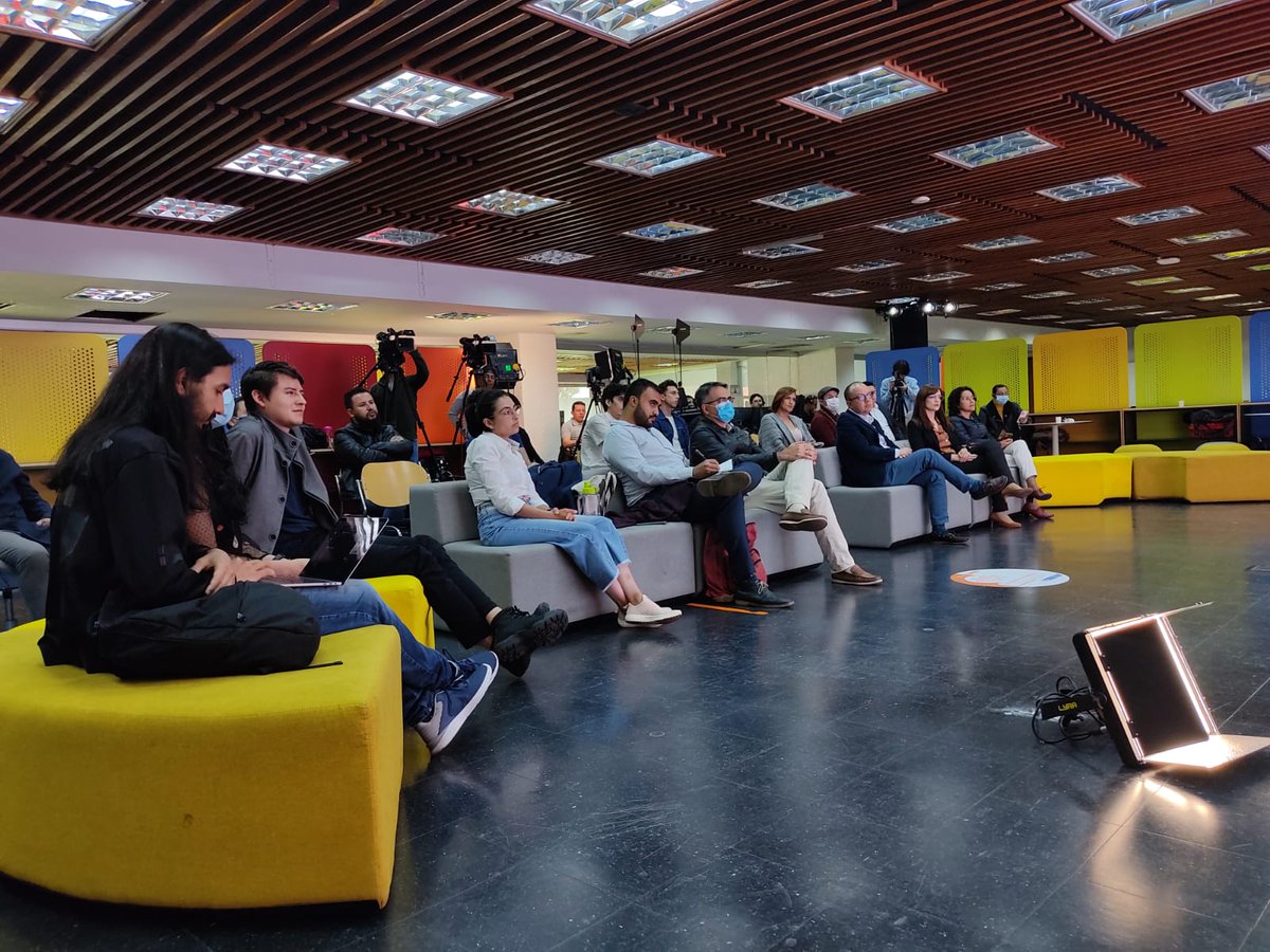 CRCCol's tweet photo. #DataJamCRC2022 | Para el sector postal se planteó otro reto investigativo, en donde se buscó realizar un análisis de la demanda del servicio de mensajería expresa a nivel de municipios y número de envíos para identificar la cobertura en términos de puntos de atención. https://t.co/s6tqcZyxvh