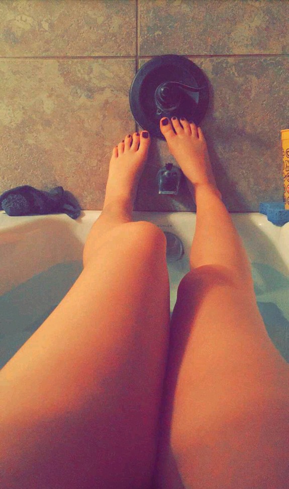 DeesseRony's tweet photo. Vous voyez mon point de vue de reine, ma puissance et mon égo qui gonfle quand j'écrase ta tête avec mes pieds

#findom #femdom #soumis #domina #feet #moneyslave #pied https://t.co/2K3mkjPrWY