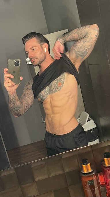 Meet me in the bathroom&hellip; https://t.co/ak3SDJOEQb