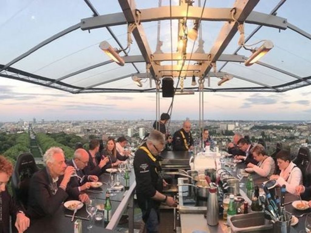 DONDEIRweb's tweet photo. ¿Andas buscando un plan especial? ¡Qué tal comer a 45 metros de altura! 🍽🍷 Si siempre has querido ir a Dinner in the Sky, te dejamos los precios de 2022 ✨ https://t.co/OnLQ8l8FYh