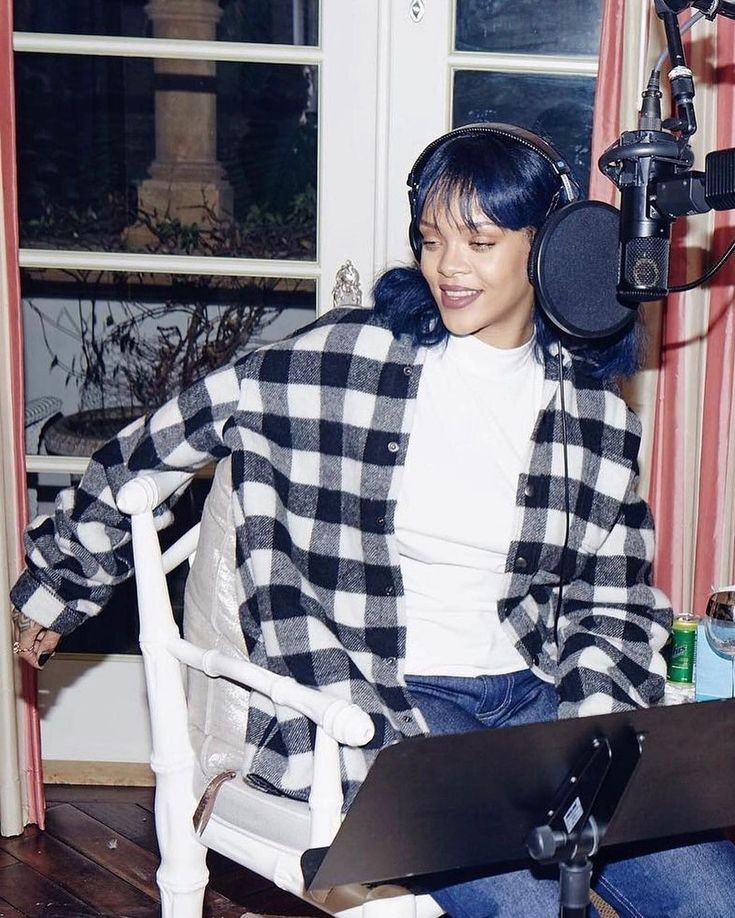 comfortriri's tweet photo. Blue haired Rihanna is---- 😩 https://t.co/KrcdFTrrIe
