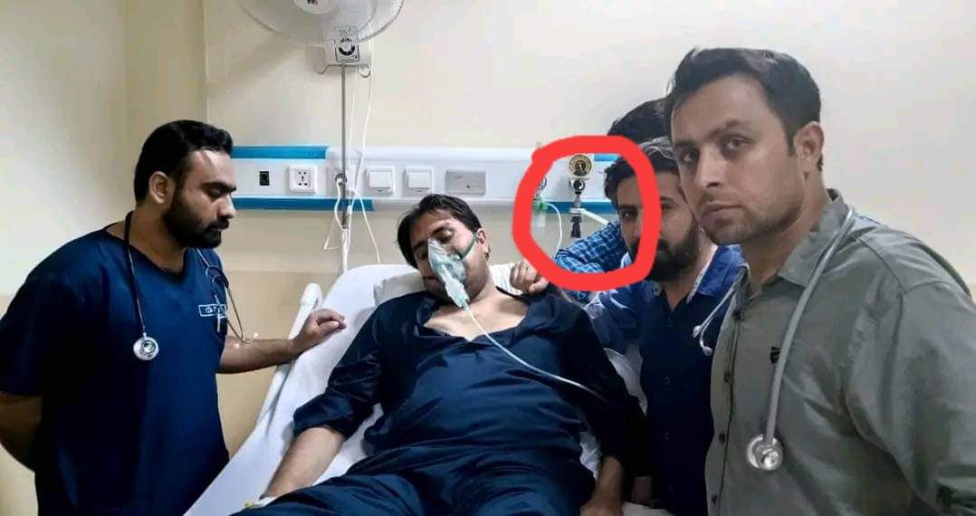 Wabbasi007's tweet photo. آکسیجن تو چل ہی نہیں رہی۔۔اور یہ آئی ڈی ایف کے جنرل سیکٹری سعید مصطفی تو دانتوں کے ڈاکٹر ہیں۔
ایک ڈینٹسٹ کا آئی سی یو میں کیا کام؟؟؟
جن سیریس مریضوں  کو آئی سی یو سے شفٹ کرکے انکے بیڈز پر قبضہ کیا گیا ہے انکا کیا قصور؟ https://t.co/aWN5Ed02cf