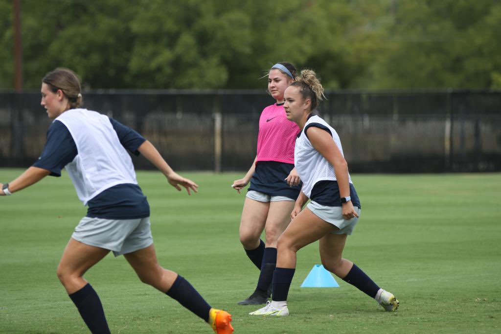 kcecil07's tweet photo. Last first practice ⚽️🐝 https://t.co/wZwbf3Gtko