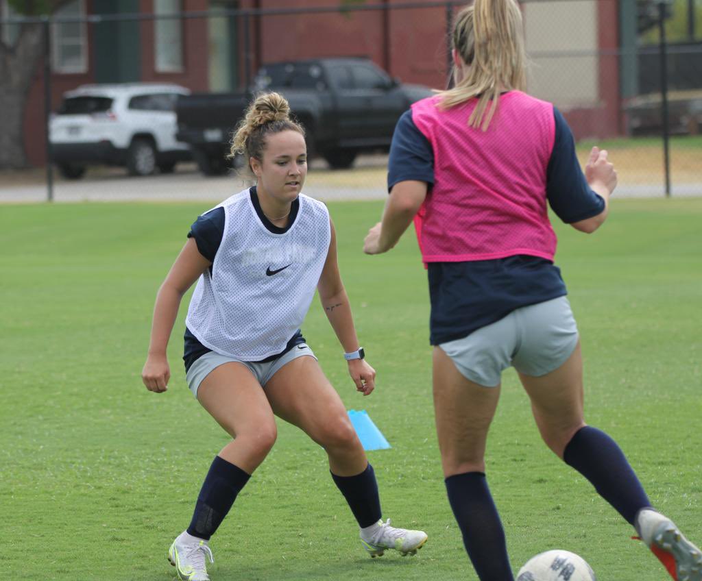 kcecil07's tweet photo. Last first practice ⚽️🐝 https://t.co/wZwbf3Gtko