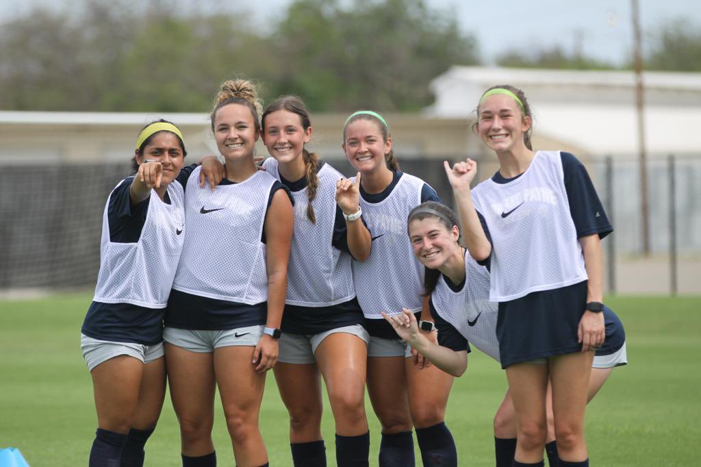kcecil07's tweet photo. Last first practice ⚽️🐝 https://t.co/wZwbf3Gtko