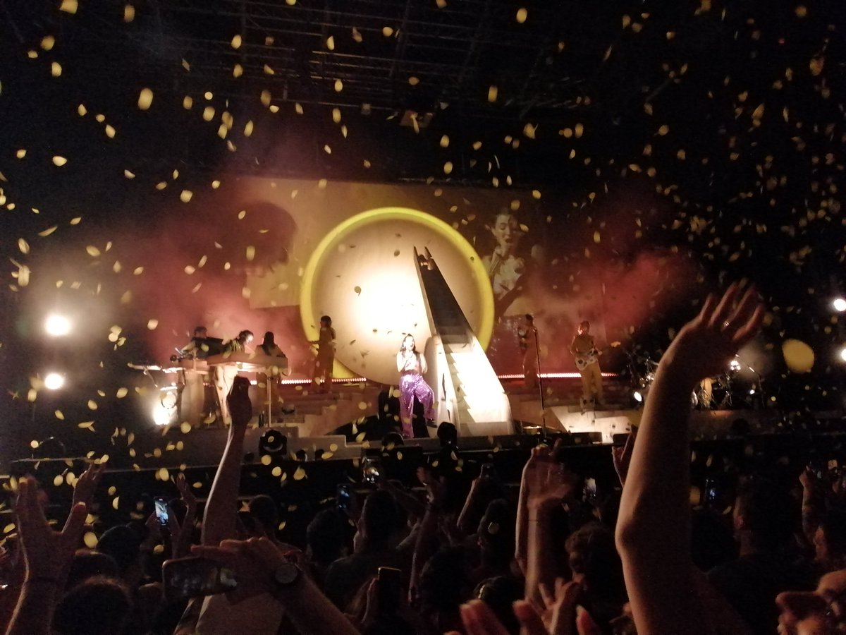 Pigolondrinas's tweet photo. Exactly two months ago I realized one of the biggest dreams ever: I saw @lorde in my hometown Verona with my sister @elisa_carazzato 💙 what an amazing night it was. #SolarPowerTour #Lorde https://t.co/qC1baRAPnS