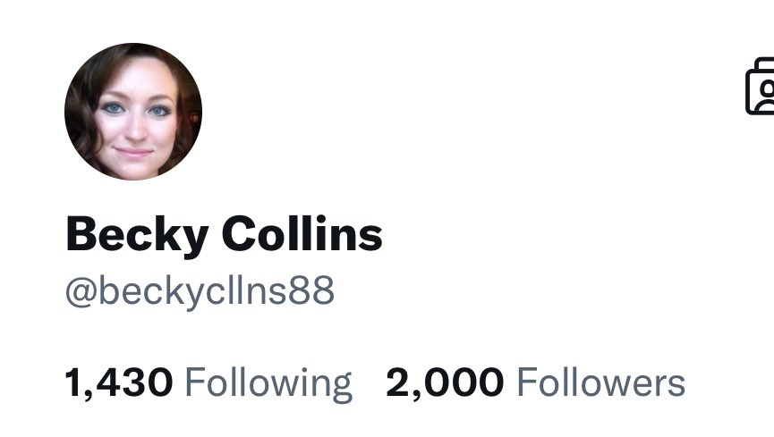 👀 Don’t mind me…just an American girl chillin’ here with all my new Leeds pals. I’m loving this! 🇺🇸💙💛