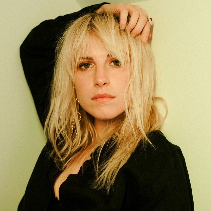 pmoreuy's tweet photo. 🎙 Hayley Williams sobre Avril Lavigne en #EverythingIsEmo
━ "Si no fuera por su influencia, dudo que las compañías discográficas le hubieran dado una oportunidad a Paramore. Me encantaba tocar canciones de 'Let Go' mientras pensaba 'un día lo haré, tendré mi banda'." https://t.co/njWwSOVuhw