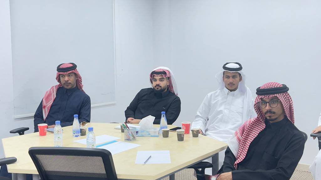 osariyah_aflaj's tweet photo. دورة القيادة الفعّالة لأعضاء فريق إخاء التطوعي التابع للجمعية مع المدرب الدكتور فارس عزيز والمنفذة بمركز إشراقات التميز للتدريب @shinesabha التابع لجمعية رعاية الأيتام في #عسير (آباء)  @aabaaseer ، وتأتي ضمن البرامج الإثرائية في زيارة الفريق لمدينة #أبها

#الافلاج #العمل_التطوعي https://t.co/YLu7EKJr7Y