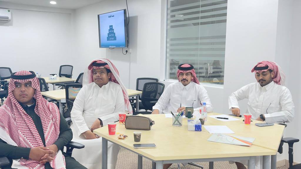 osariyah_aflaj's tweet photo. دورة القيادة الفعّالة لأعضاء فريق إخاء التطوعي التابع للجمعية مع المدرب الدكتور فارس عزيز والمنفذة بمركز إشراقات التميز للتدريب @shinesabha التابع لجمعية رعاية الأيتام في #عسير (آباء)  @aabaaseer ، وتأتي ضمن البرامج الإثرائية في زيارة الفريق لمدينة #أبها

#الافلاج #العمل_التطوعي https://t.co/YLu7EKJr7Y
