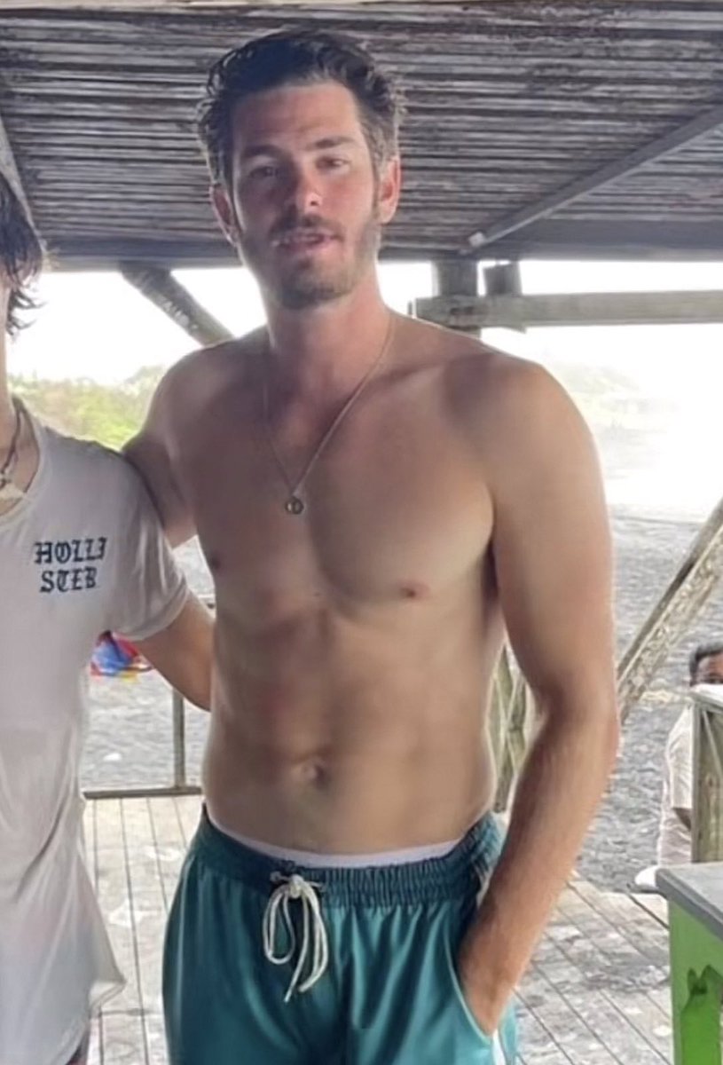 PopCrave's tweet photo. Andrew Garfield was spotted by fans in Bali. https://t.co/uw22kxiUC2