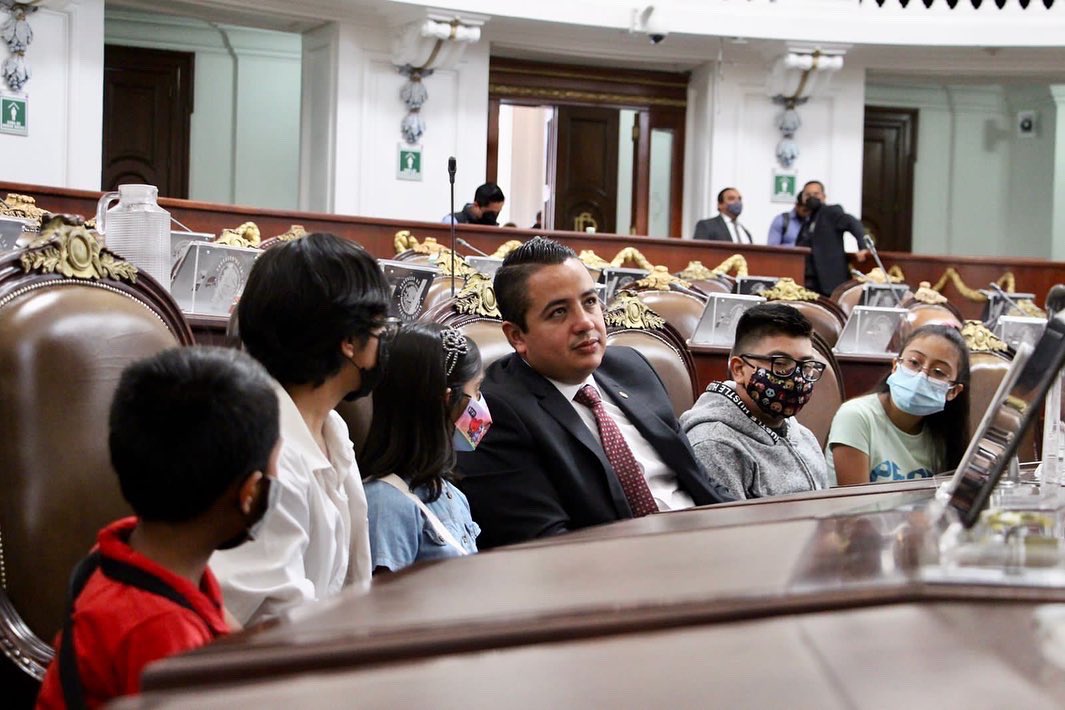 yancolozano's tweet photo. Por qué GAM #TieneTalento👩🏻🎓👨🏻🎓
Sigo premiando y reconociendo a los mejores promedios de nuestras Esculeas Maderenses.
#JanecarloLozano https://t.co/mzVLIKQHHZ