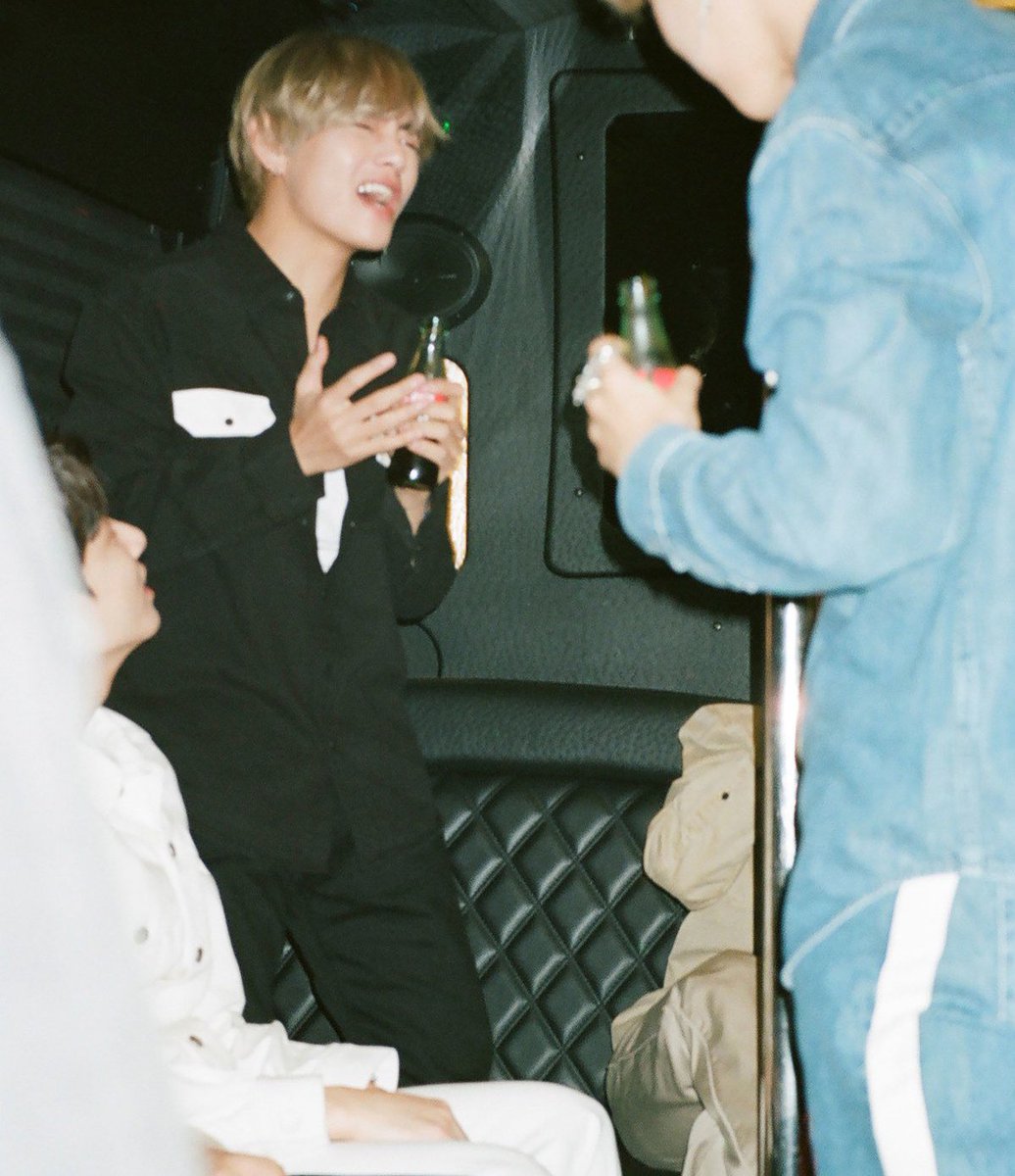 koovarbie's tweet photo. i never noticed jungkook in this photo before … https://t.co/HPNfUXkWN2