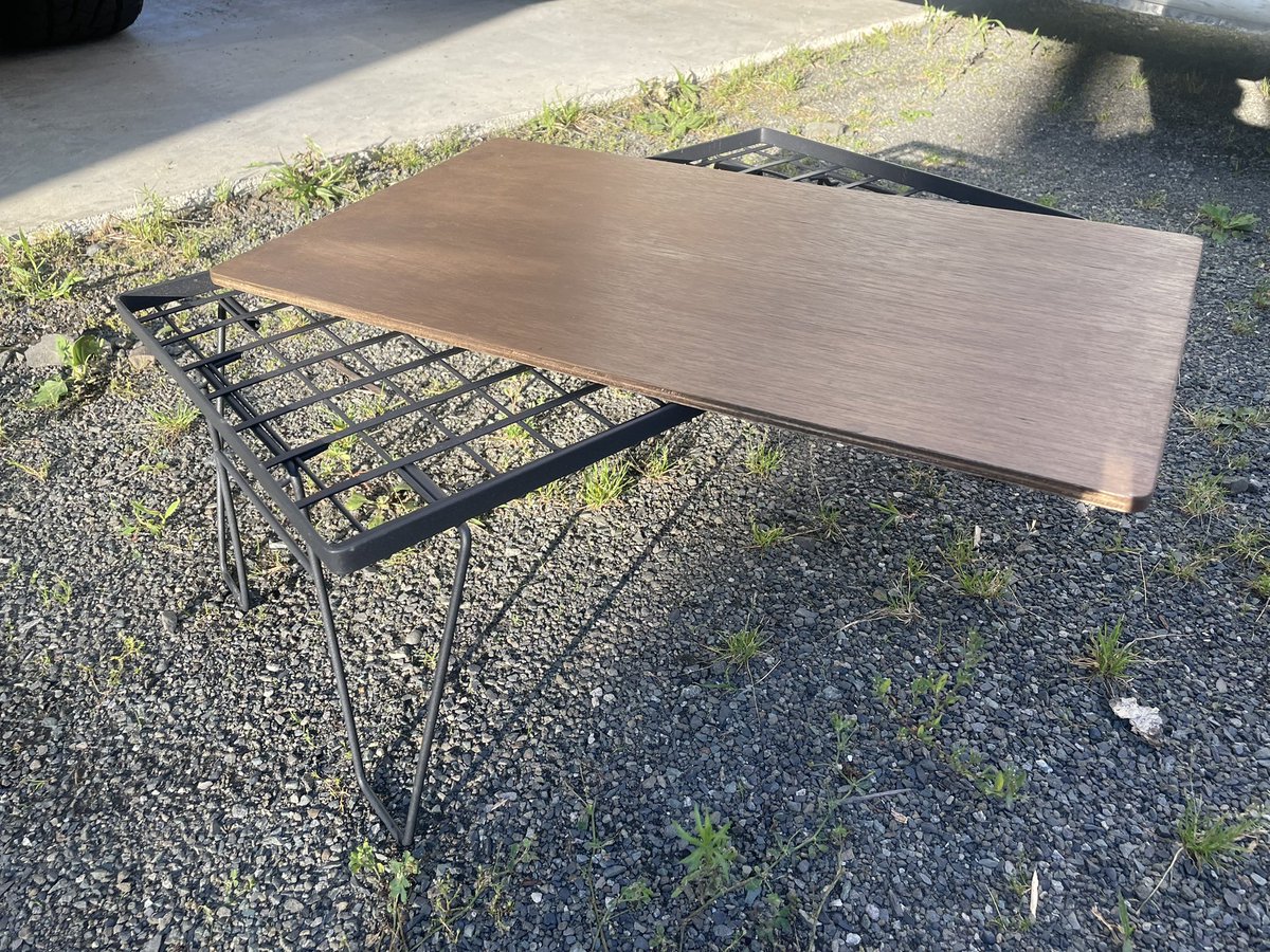 ryokimura125's tweet photo. フィールドラック天板をDIY
ホームセンターで厚さ9mmの合板を
縦342横590にカットしてもらい
角をヤスリで削って色を塗っただけ
＃フィールドラック
＃フィールドラック天板 https://t.co/FvdVJQbK0Q