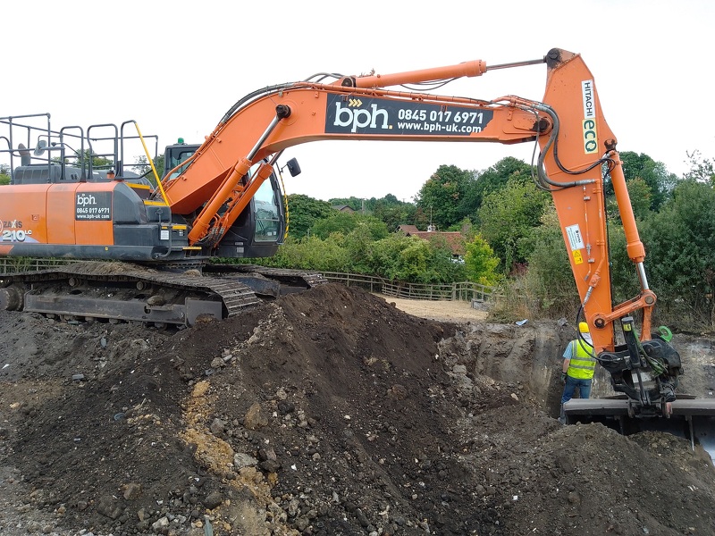 Wendover Canal Trust volunteers are 3 days into their week-long push to remove more of the ash from the "Tip section" of the Wendover Canal...

wendovercanal.org.uk/more-ash-from-…