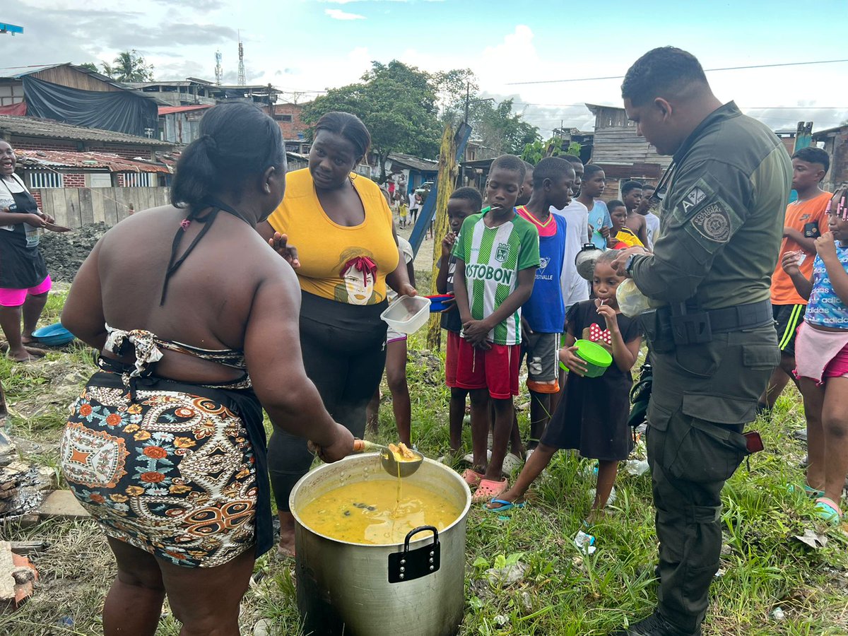 CarabinerosCol's tweet photo. Buscando estrechar los lazos con la comunidad de #Buenaventura, nuestro Grupo de Hidrocarburos #GOESH realizó una actividad lúdico recreativa, con el fin de mejorar la calidad de vida de los niños, niñas y adolescentes de esta zona de país. #EsUnHonorSerPolicía https://t.co/YoXJmr1fQw