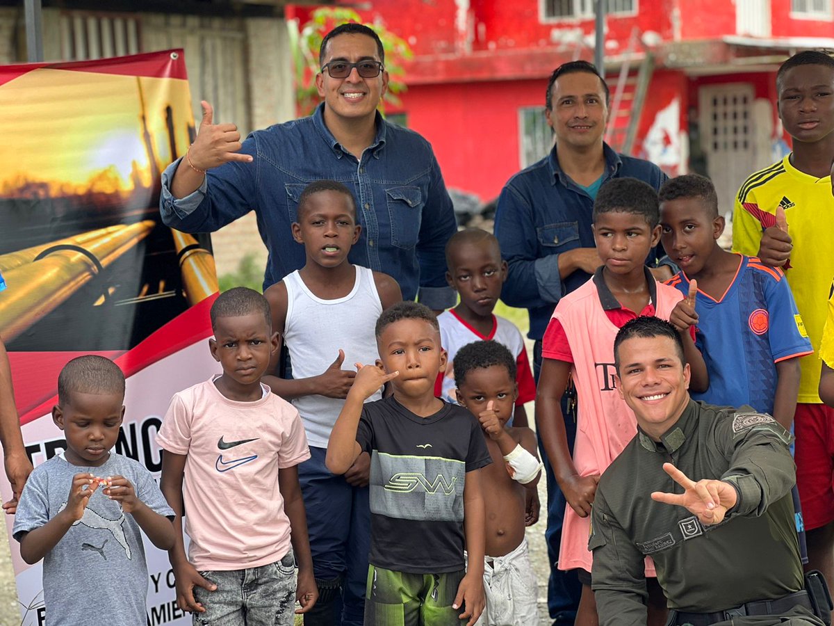CarabinerosCol's tweet photo. Buscando estrechar los lazos con la comunidad de #Buenaventura, nuestro Grupo de Hidrocarburos #GOESH realizó una actividad lúdico recreativa, con el fin de mejorar la calidad de vida de los niños, niñas y adolescentes de esta zona de país. #EsUnHonorSerPolicía https://t.co/YoXJmr1fQw