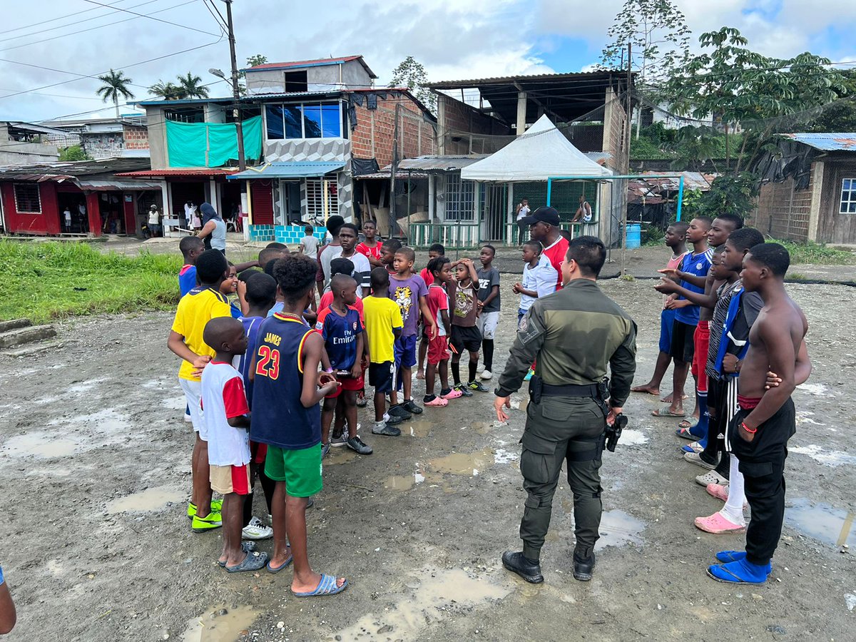 CarabinerosCol's tweet photo. Buscando estrechar los lazos con la comunidad de #Buenaventura, nuestro Grupo de Hidrocarburos #GOESH realizó una actividad lúdico recreativa, con el fin de mejorar la calidad de vida de los niños, niñas y adolescentes de esta zona de país. #EsUnHonorSerPolicía https://t.co/YoXJmr1fQw