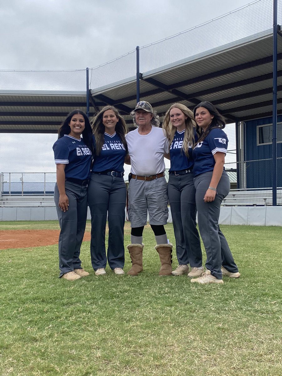 elrenosoftball's tweet photo. Picture day + Larry 🥹🫶🏼 #seniors2023 https://t.co/L66Kod4ub5