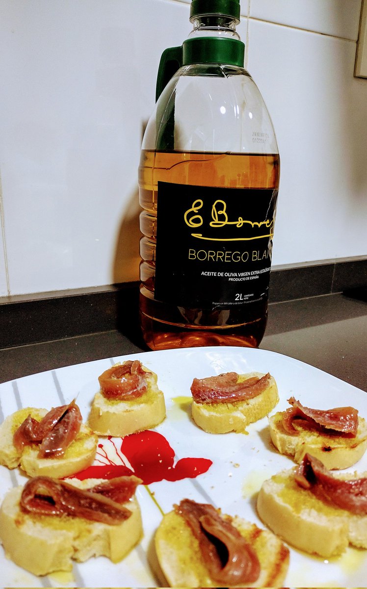Borregoblancoa's tweet photo. Anchoas, pan tostadito y aceite del bueno... 😋😋😋 Cenita rica y sabrosa... 😊 #borregoblanco
#aceiteecologico #aove #cenasaludable #picoteo #hojiblanca #proyectofamiliar #ilusion https://t.co/Oq1l64ekNA