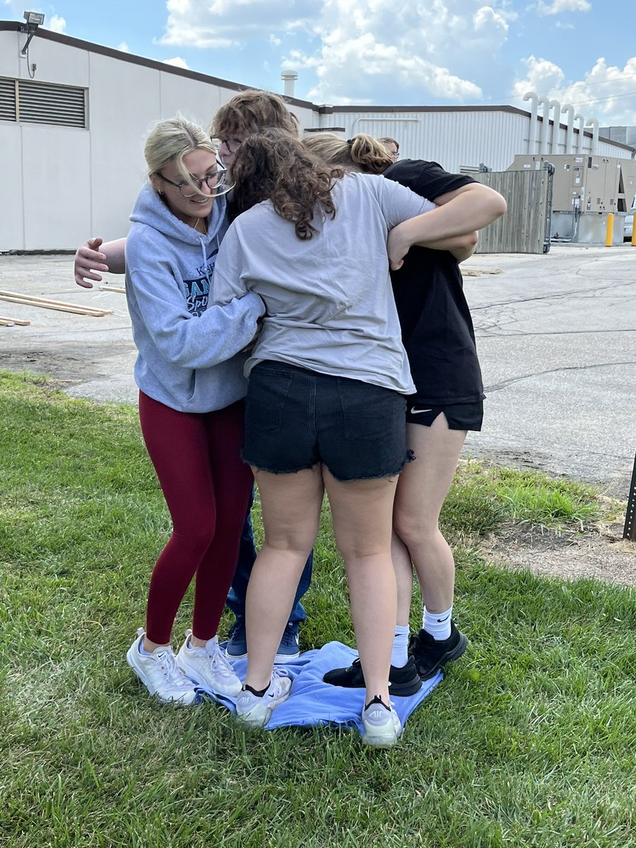 OATCElectronics's tweet photo. Afternoon team building at WDLC. Students making memories and working together for a common purpose. @OATCElectronics @RoadrunnersOATC https://t.co/rLRetBTMqS