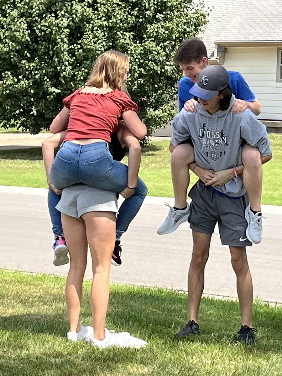 OATCElectronics's tweet photo. Afternoon team building at WDLC. Students making memories and working together for a common purpose. @OATCElectronics @RoadrunnersOATC https://t.co/rLRetBTMqS
