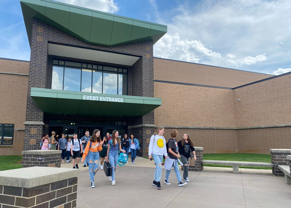 Concord_Schools's tweet photo. The 2022-2023 school year is off to a great start! Thanks for a wonderful first day, staff and students! #ConcordPride https://t.co/nGtrYT0CbX