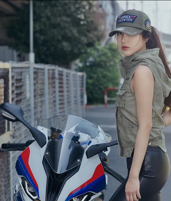 HarukoBmww's tweet photo. #bmwowners
#bikegirls
#superbikes
#bmws1000rr
#Lifewithamotorcycle
#Landscapewithamotorcycle
#femalerider
#sportbike
#rider https://t.co/P8LUmcT4Re