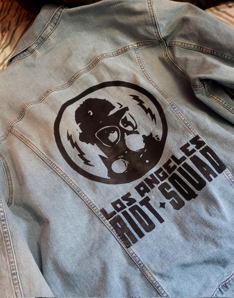 MsYellowArt's tweet photo. Some weeks back I pimped out this jacket for a long time Larser ๐๐โฝ๏ธ @LARiotSquad Wish I had more time to add more #MsYellow #DIY #LAGalaxy https://t.co/1rcwMeD08Y