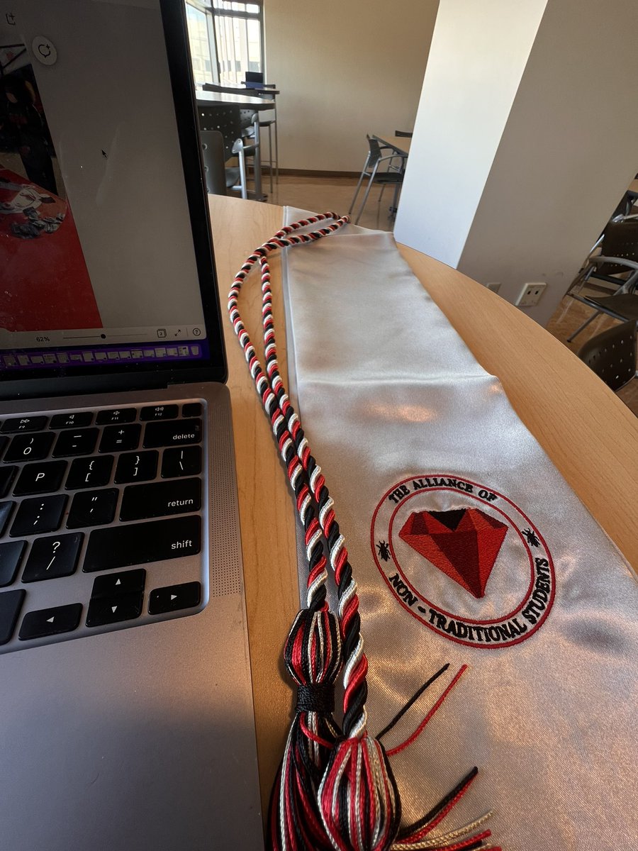_deynuhhh's tweet photo. Is there a better view? 

SEB is definitely my favorite. 
Fellow NTS keep an eye out for service hour opportunities to receive this beautiful graduation stoke! 

#NonTraditionalStudents #UNLV #SWAG #NTSFall22 https://t.co/WQALXIAgot