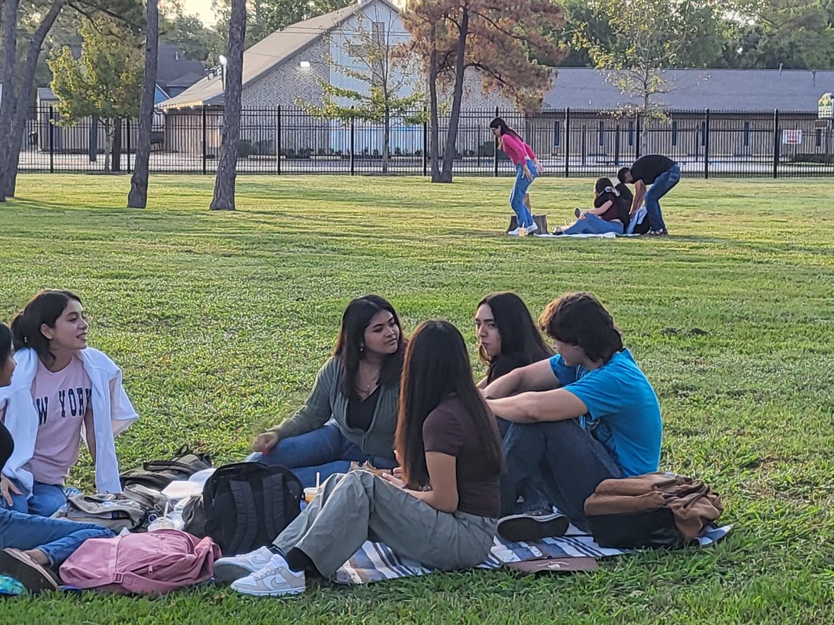 VictoryECHS's tweet photo. Last first day of school for the Class of 2023.  Senior Sunrise Victory style
@AldineISD @XMRaldine @MrsLopezdeSilva @rljeffery1 @TeachLikeaCEO @phylacc https://t.co/Wh2hyZXvPo