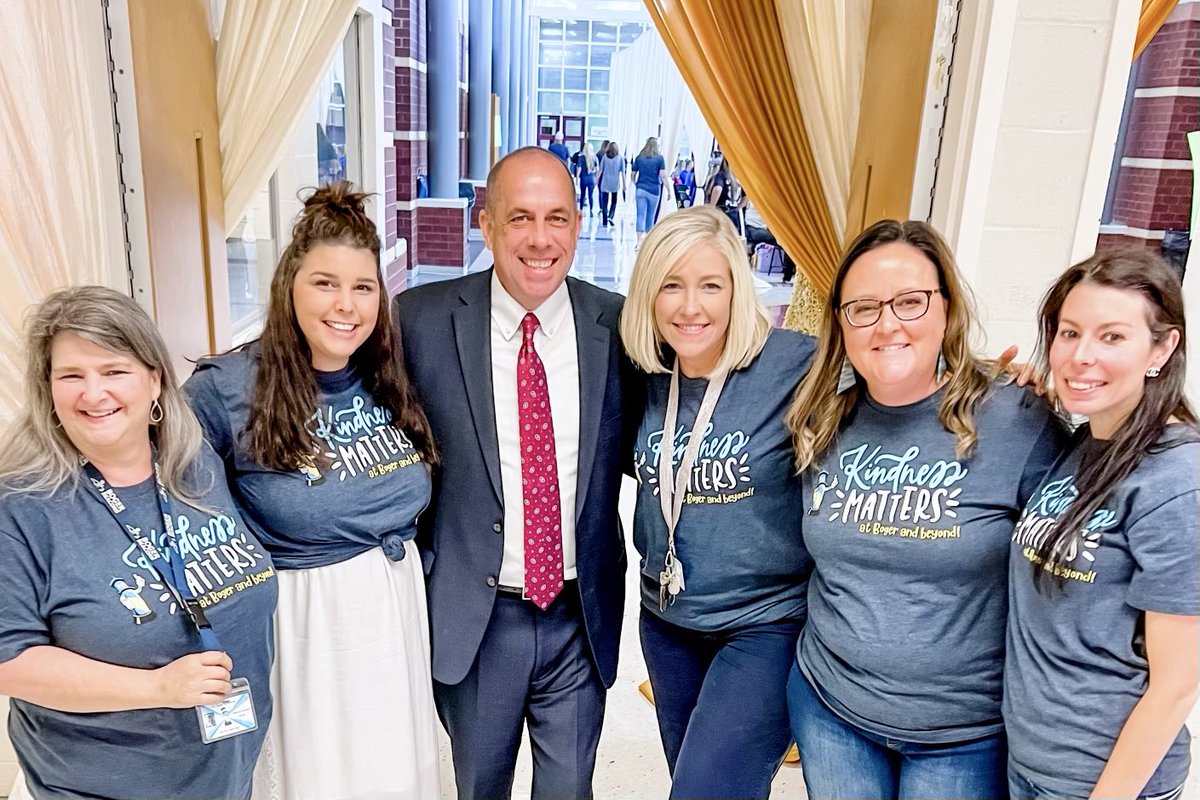 sr17mom's tweet photo. #CCSRISE2022 @CabCoSchools #BeaconsShineBrighter  Boger Kindergarten team had a great day gearing up for the year with ALL the elementary schools! https://t.co/28GxtIHzYH