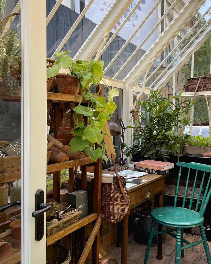 em_weir's tweet photo. A desk I’d happily spend a long day at.

#wednesdayvibes #humpday #greenhousesofinstagram #nigardener #greenhouselife #alitex #glasshouses #gardeninspiration #girlswhogarden #somewhereidratherbe #pottingshed #pottingshedstyle #chelseaflowershow #thepig #thepighotel https://t.co/bkbzsPR6Vh