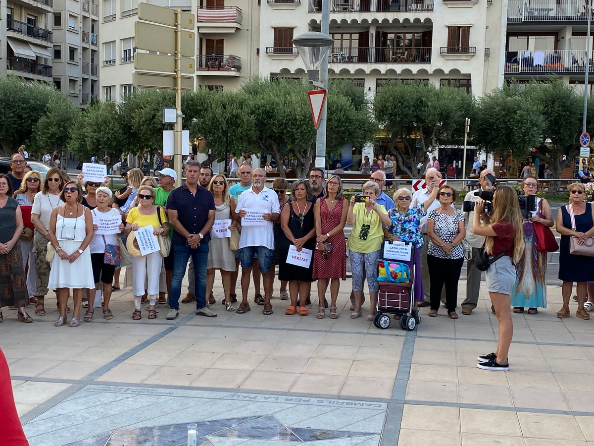 Junts per Cambrils presents a la concentració de record a les víctimes dels atemptats terroristes del #17agost2017 organitzada per l’#ANCCambrils #CDRCambrils #ÀvisiÀviesPerLaIndepedència i #CxRCambrils .