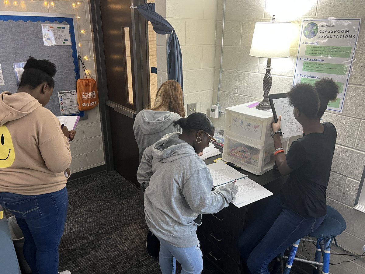 MsNelsonCJHS's tweet photo. Mapping elements today in World Geography by identifying key points on the global grid #worldgeography #centralspartans @KatinaRhodesCJH @CynthiaMorganH1 @BenjaminKirton1 @Mr_Mr_Mann https://t.co/buoWE3dtqT