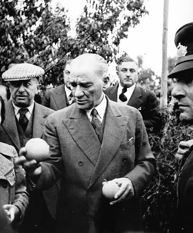 bpttarih's tweet photo. Gazi Mustafa Kemal Atatürk’ün Yakup Ersoy’un portakal bahçesine ziyareti, 19 Kasım 1937. https://t.co/qh78nUay8W