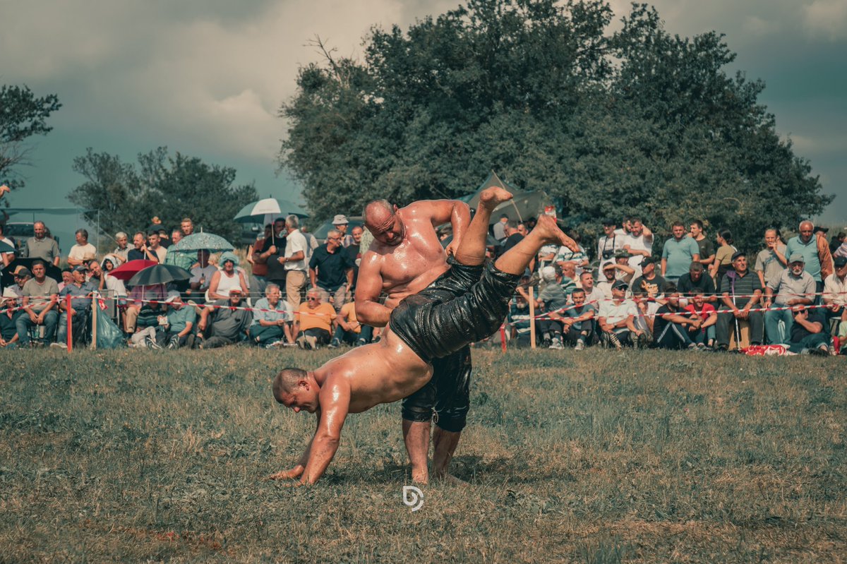 dbersit's tweet photo. Schwingen nach unserer Tradition! #pelivani #zupa #gora #bosnjaci #saj #Kosovo #Prizren #obicaj #kultura #tradicija https://t.co/JDvOSK4uK8