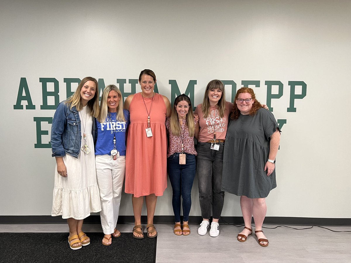 MrsSowards627's tweet photo. #DCSDay1 #BetterTogetherDCS @adeDCSD  A new year to teach, learn and grow with this dream team! https://t.co/4V9YEImw8M