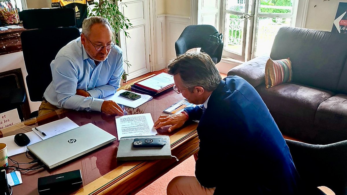 cplassard's tweet photo. 🚨SÉCURITÉ CIVILE 🚑
Échange avec @brunoDRAPRON, pour travailler sur une thématique importante, la sécurité civile.
Tous les deux membres d'@HorizonsLeParti, cela facilitera les échanges pour, ensemble, voir loin pour faire bien !
Ma circo ⤵️
#CormeRoyal/#LaClisse/#Pisany/#Luchat https://t.co/gGThcSb0FE