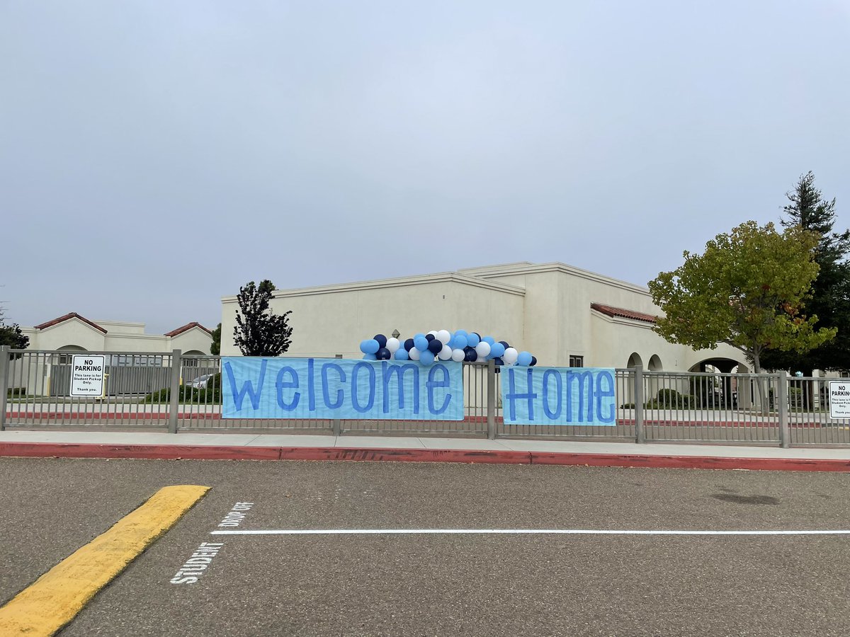 Mrs_Grogan1's tweet photo. So happy to be back! 💙🤍 #firstdayofschool https://t.co/ztCtho0lyA