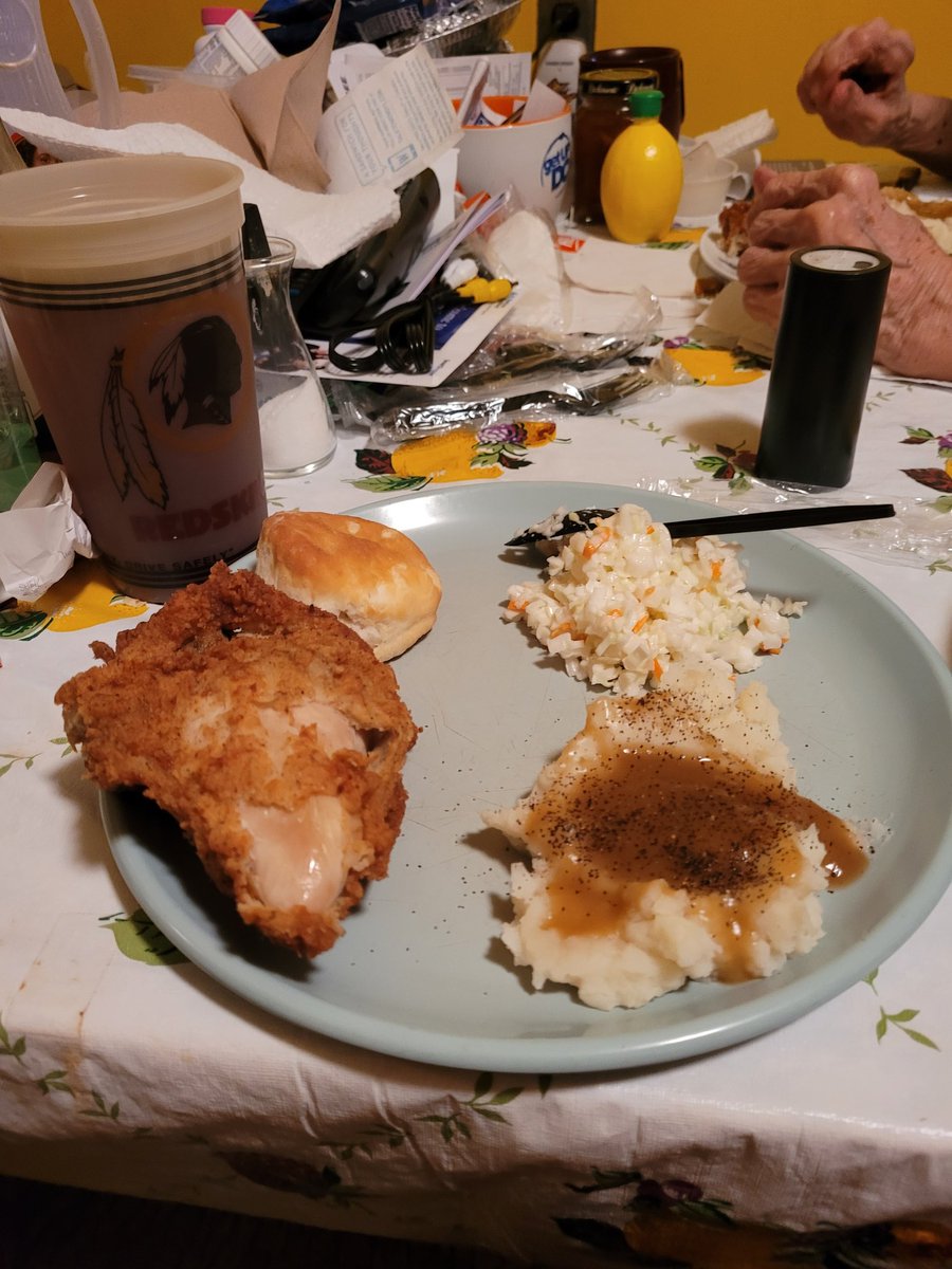 ronnietaylor474's tweet photo. @MikeTFox5 heavy rain ,no pictures, needed room for dinner lol #KFC #kitchenclosed #nothingforyou https://t.co/U88AQLCVmI