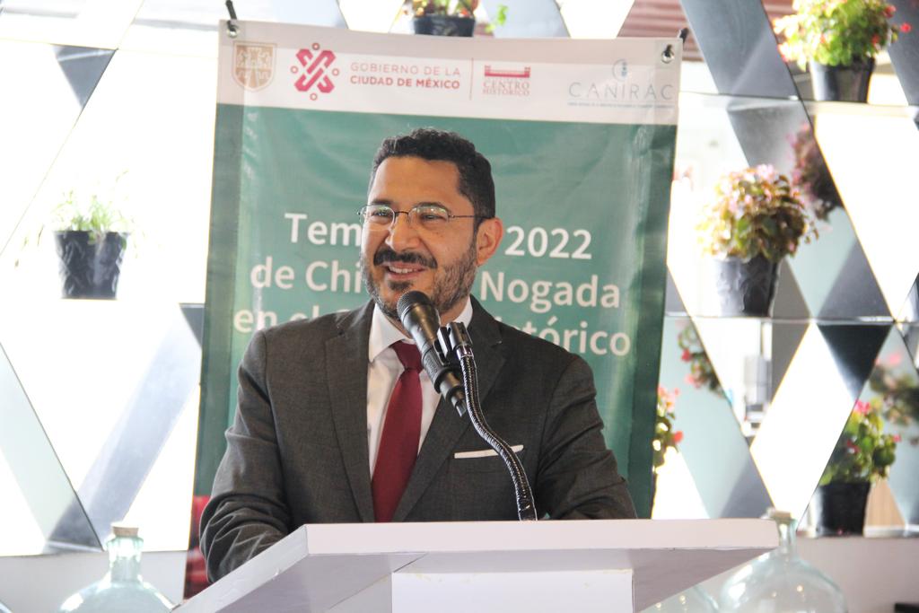 SeGobCDMX's tweet photo. . @martibatres acompañado por el titular de @ach_CDMX, @manueloropeza68, representantes de @canirac y de la industria restaurantera, inauguraron la temporada de Chiles en Nogada en el #CentroHistórico, donde en más de 29 restaurantes se podrá degustar este platillo. https://t.co/8rbjfjPvL3