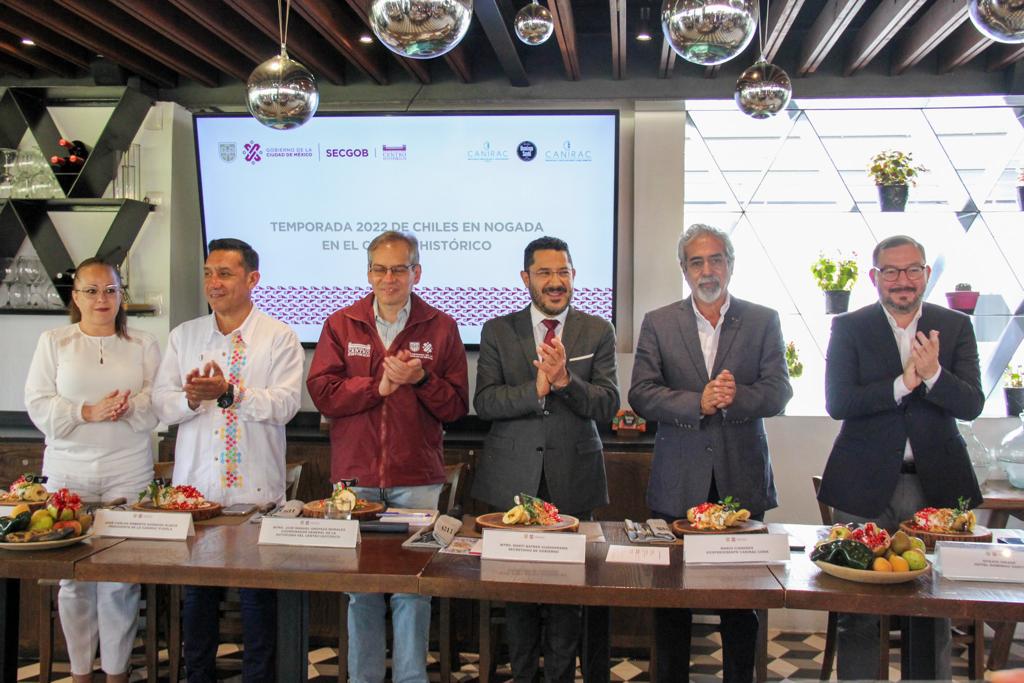 SeGobCDMX's tweet photo. . @martibatres acompañado por el titular de @ach_CDMX, @manueloropeza68, representantes de @canirac y de la industria restaurantera, inauguraron la temporada de Chiles en Nogada en el #CentroHistórico, donde en más de 29 restaurantes se podrá degustar este platillo. https://t.co/8rbjfjPvL3