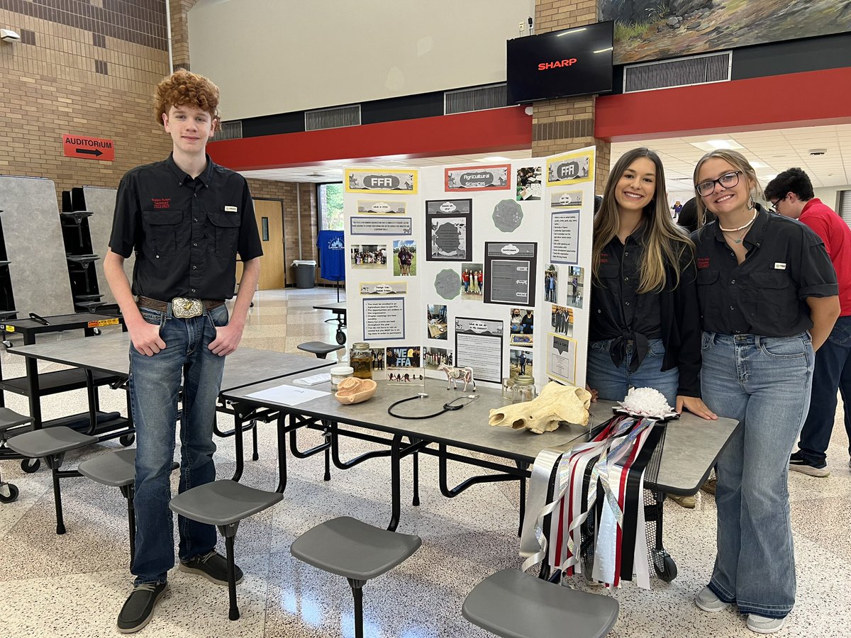 langham_ffa's tweet photo. Come see us at Pack Preview tonight!!!! 🖤❤️🖤❤️ #LCFFA #LCAG @langhamcreekhs @KristenNeill4 @jmtz10403 https://t.co/VMP1PnFlVK