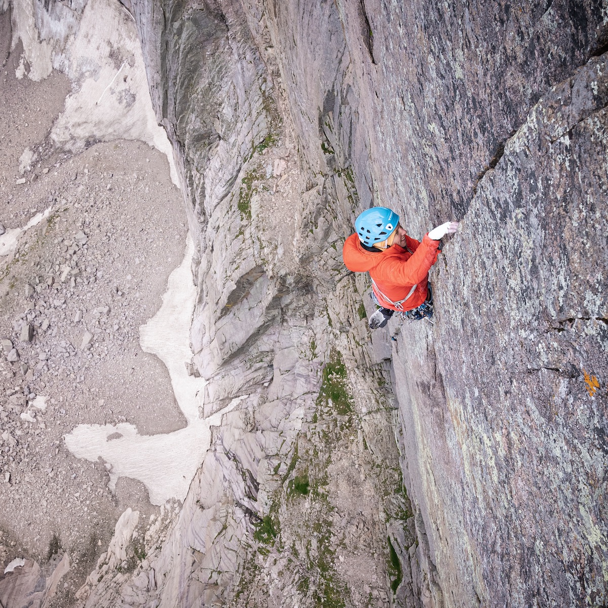 AlpinistMag's tweet photo. Madaleine Sorkin is the first woman to free climb Dunn-Westbay Direct (5.14-) on the Diamond of Longs Peak. The crux pitch is about 270 feet long and requires an 80-meter rope, and the route from Broadway Ledge sits above 13,000 feet in elevation.

https://t.co/JOKddUaC9A https://t.co/eJdqauVNMK