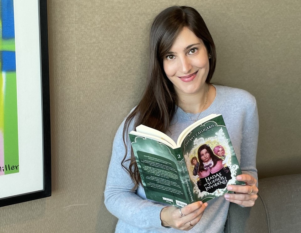 sbibliotecario's tweet photo. Tiffany Calligaris: "Este libro es como una taza de chocolate caliente en un día de invierno" ▶️https://t.co/wrRi8BOOM2 📚🧚‍♂️Llegó "Hadas de sueños e invierno", del sello Puck, y hablamos con @TCalligaris para que nos cuente cómo continúa esta mágica historia. https://t.co/6PwM2F9BdM