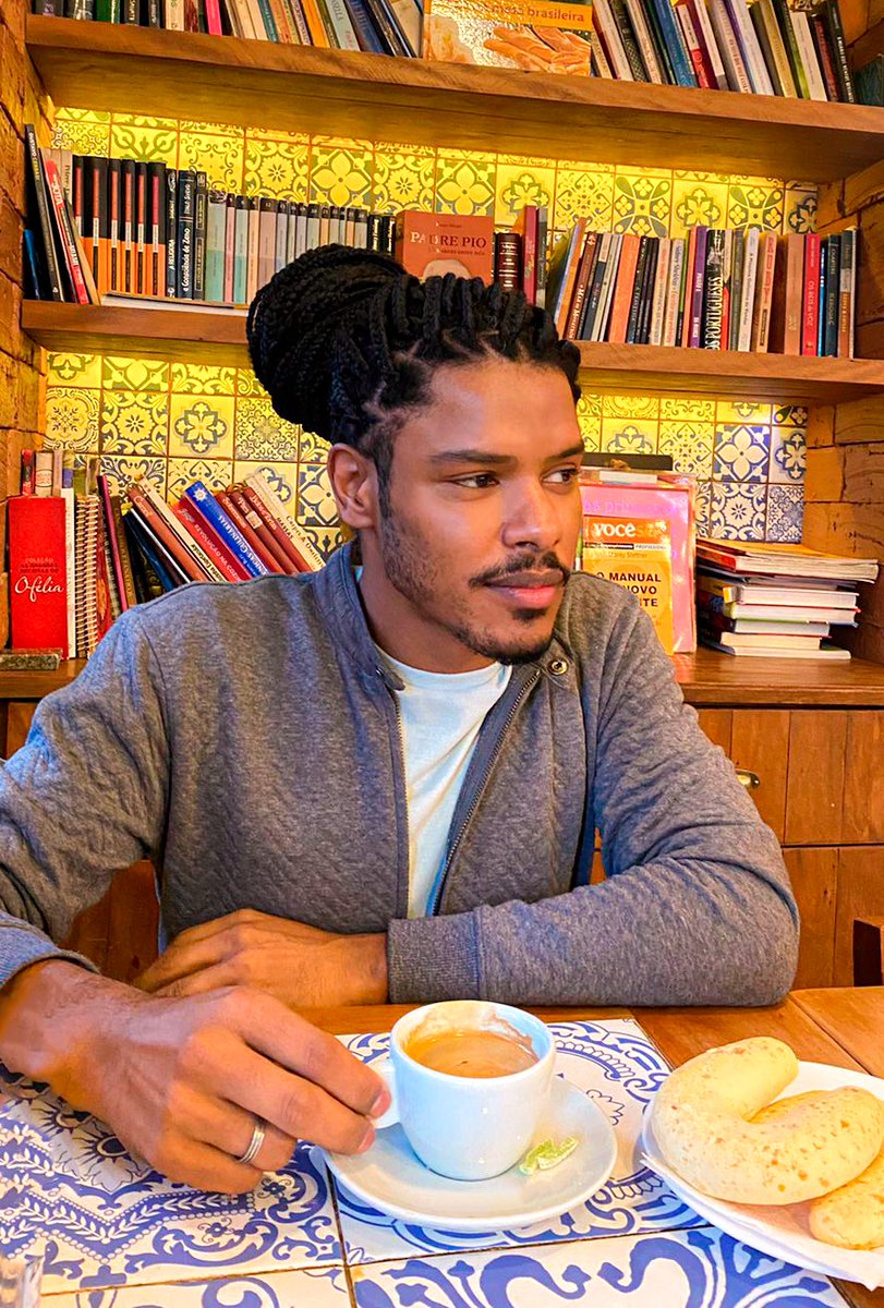 euKaneda's tweet photo. “Livrarias, café chiques, tênis caros, vários kits, Nossos sonhos, mesmos brindes” 

#livros #coffee #bacoexudoblues #BlackLivesMatter https://t.co/FT16aEaFwU