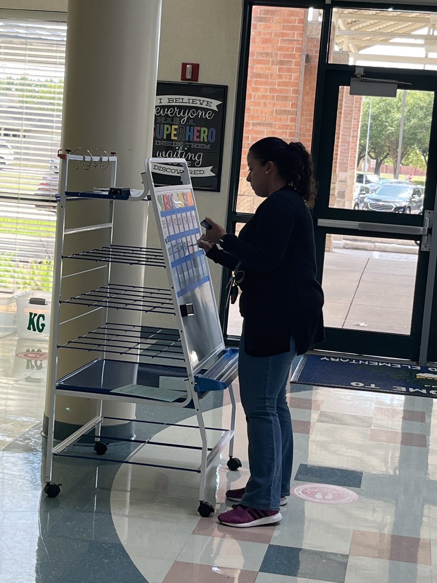 BBESpecials's tweet photo. Dismissal + Teamwork =@BBE_Bullfrogs safe dismissal! Shoutout to @JCorderoArt and @BBE_STEM for helping with afternoon car today! #SafetyIsNumberOne #Teamwork https://t.co/rB0XeeQA9z