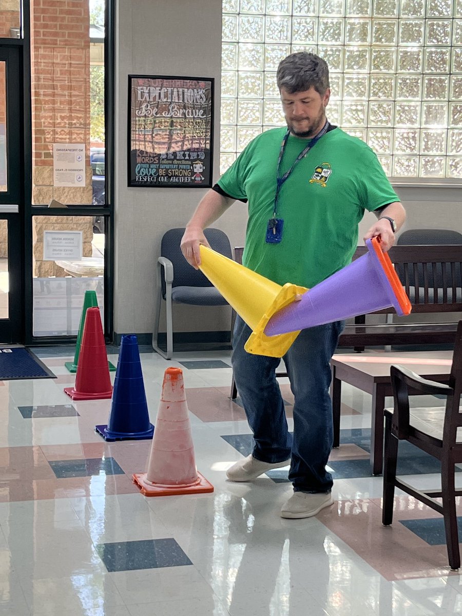 BBESpecials's tweet photo. Dismissal + Teamwork =@BBE_Bullfrogs safe dismissal! Shoutout to @JCorderoArt and @BBE_STEM for helping with afternoon car today! #SafetyIsNumberOne #Teamwork https://t.co/rB0XeeQA9z