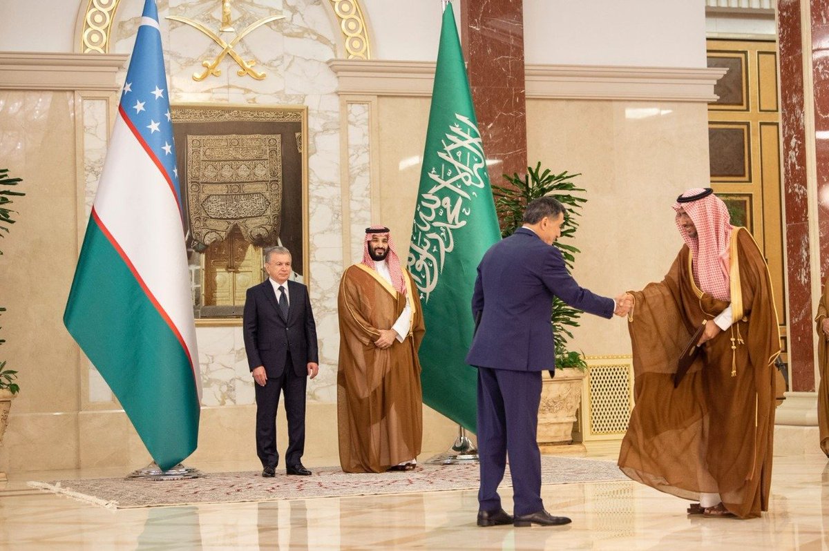 alekhbariyaBRK's tweet photo. ولي العهد ورئيس أوزبكستان يشهدان مراسم تبادل عدد من الاتفاقيات ومذكرات التفاهم الثنائية بين البلدين

#الإخبارية_عاجل
#الرئيس_الأوزبكي_في_جدة https://t.co/gKxlGIRelw